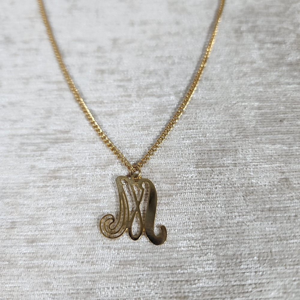 Vintage gold tone script letter "M" initial pendant necklace 17"